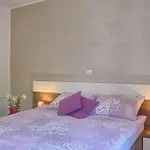 Apartment Ariana 펜션 우마그